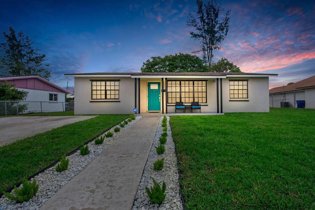 Modern Getaway Near The Beach With Room For A Boat West Palm Beach Bagian luar foto