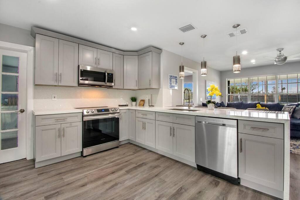 Modern Getaway Near The Beach With Room For A Boat West Palm Beach Bagian luar foto